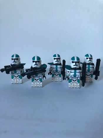 Figurine type lego 5 clones verts. Star Wars