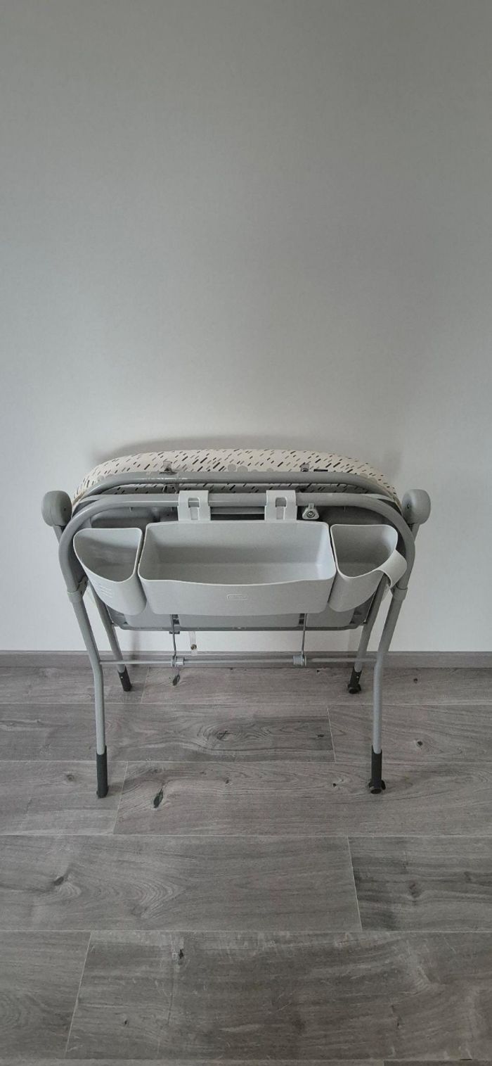 Table à langer avec baignoire