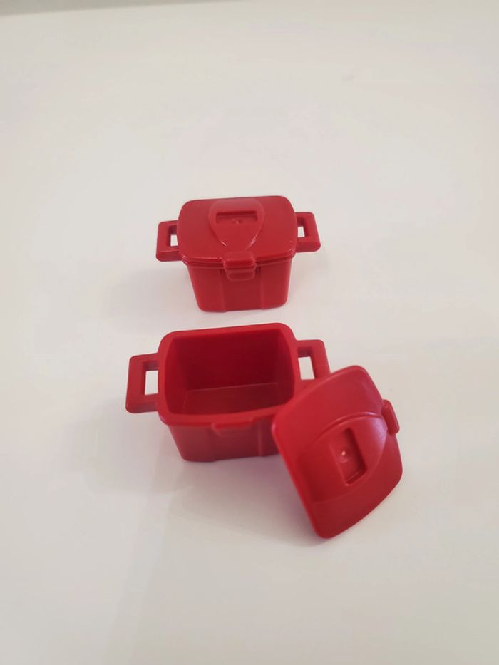 Playmobil accessoires 2 caisses boîtes de rangement rouges avec couvercle ouvrable très bon état