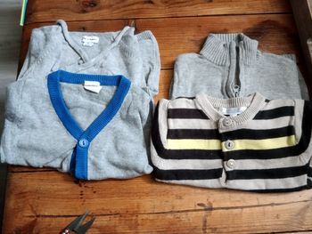 2 gilets, 1 pull, une brassière