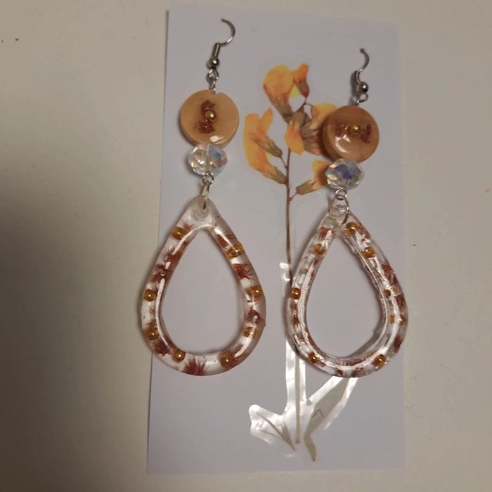 Boucles d'oreilles pendante en résine - photo numéro 3
