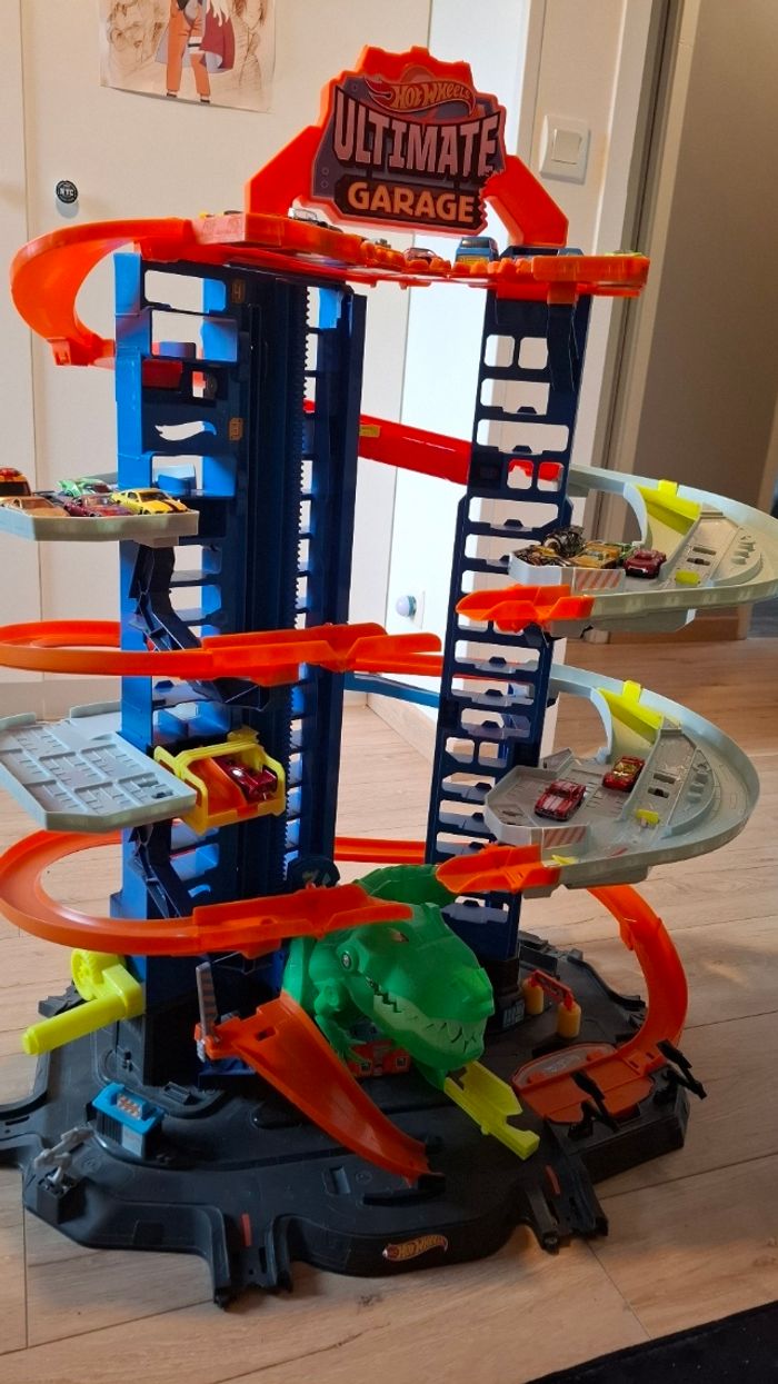 Ultime Garage Hotwheels Dinosaure excellent état. Remise en mains propres uniquement secteur Annecy - photo numéro 2