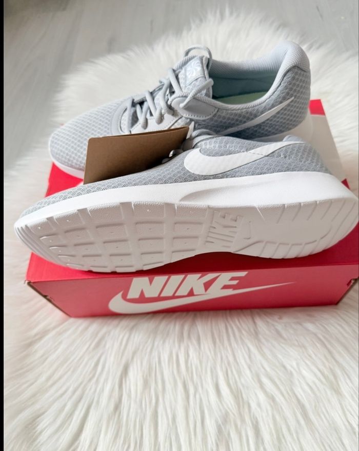 Baskets Nike – Taille 44,5 – gris clair/blanc – Neuf avec étiquette - photo numéro 3
