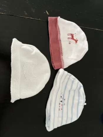Lot 3 bonnets