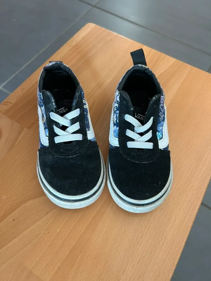 Baskets Vans fille 23,5 noir/blanc à fleurs – très bon état 🌸