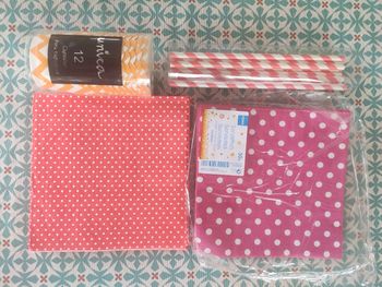 Serviettes, pailles et petits bols à cupcake