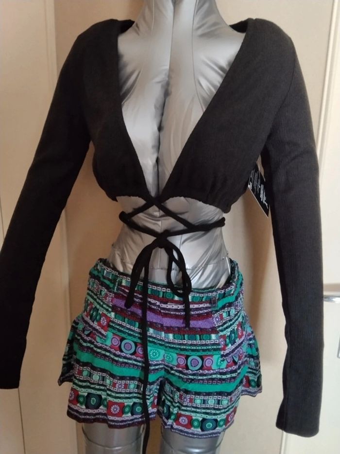 Crop-top manches longues.marque NLY trend (A79)