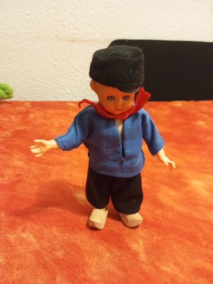 Hollandais , poupée avec sabot, yeux dormeur..