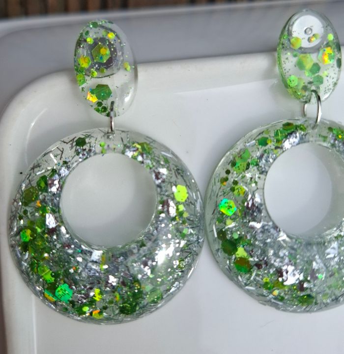 🌿 Éclat nature – Boucles d’oreilles vertes scintillantes en résine - photo numéro 3