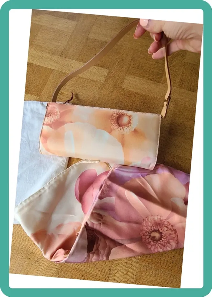 Sac pochette Ferragamo et carré de soie - photo numéro 2