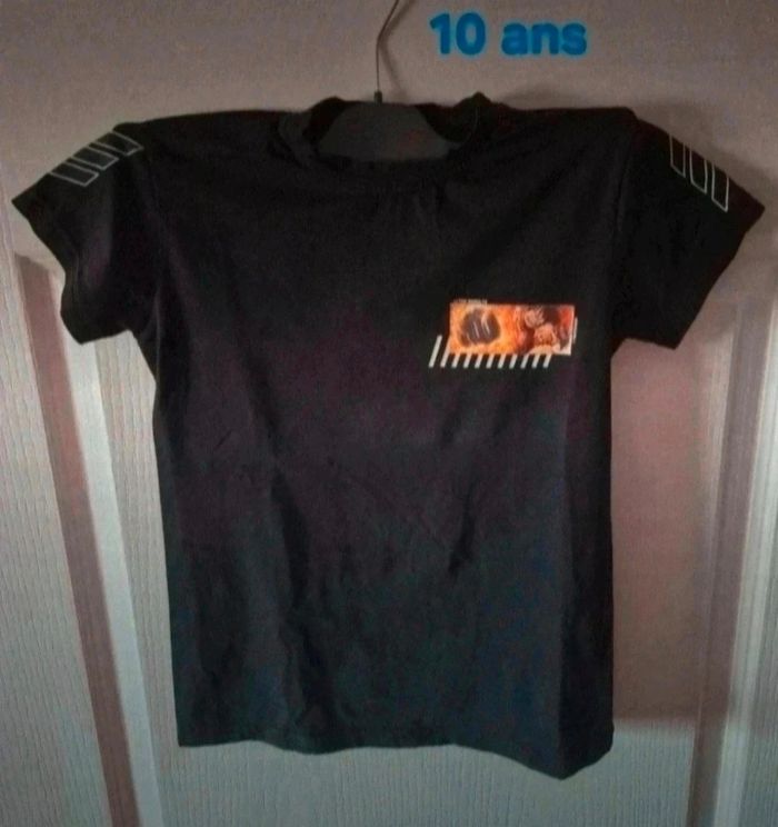 Joli t-shirt one piece Taille 10ans - photo numéro 2