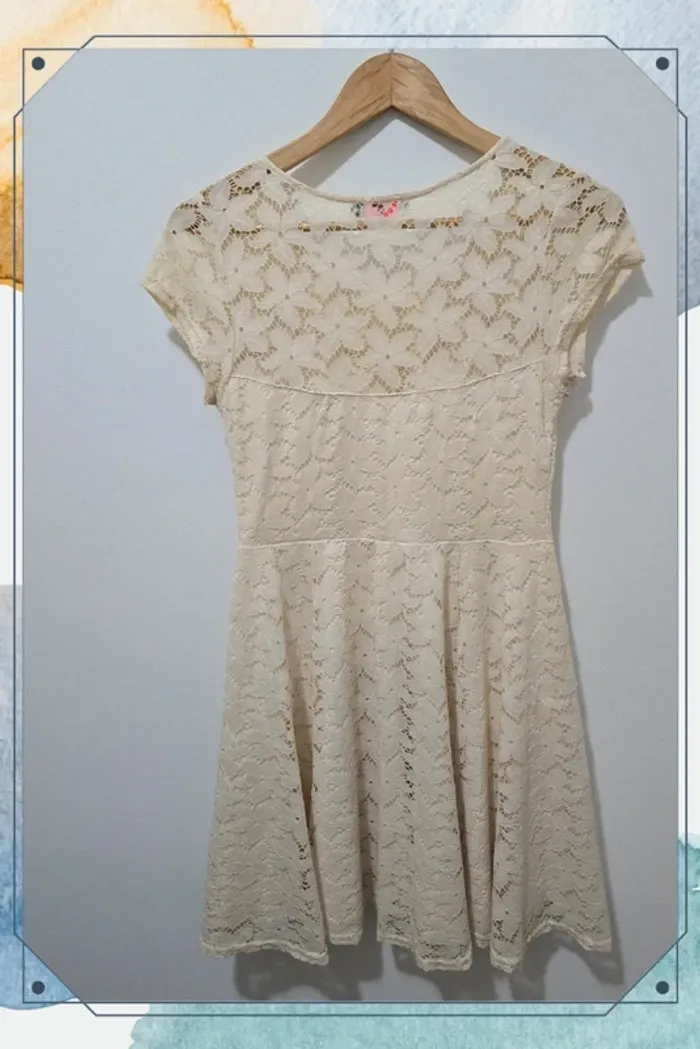 Robe en dentelle couleur crème - photo numéro 2