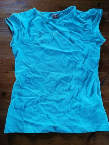 Tee-shirt bleu avec lunettes