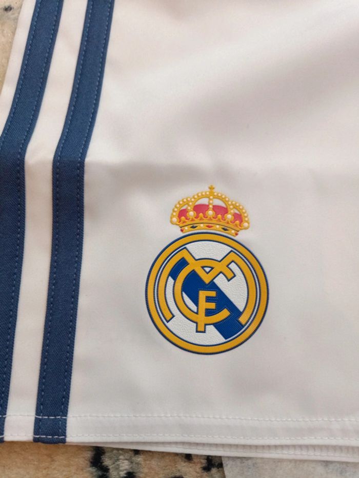 Short de foot Adidas équipe Réal Madrid taille 9/10 ans authentique neuf - photo numéro 3