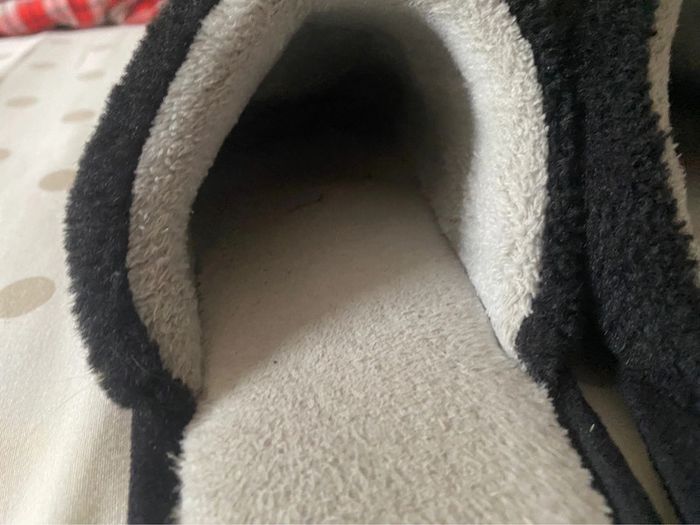 Paire de chaussons, noires et gris tout doux - photo numéro 4
