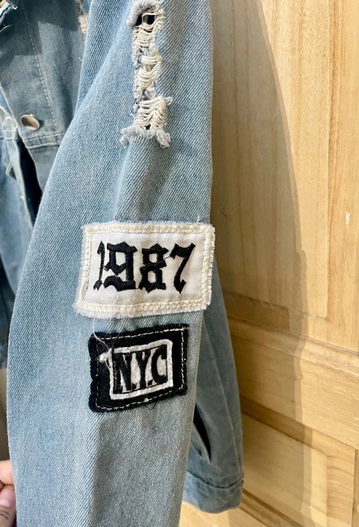 Veste en jean destroy customisée “Where is my mind?” originale, bleu clair - taille S - photo numéro 4