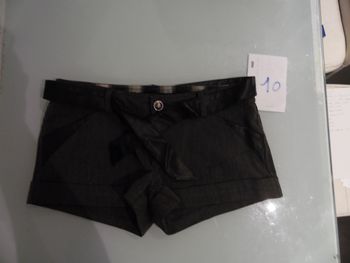 short gris avec ceinture simili cuir taille 40