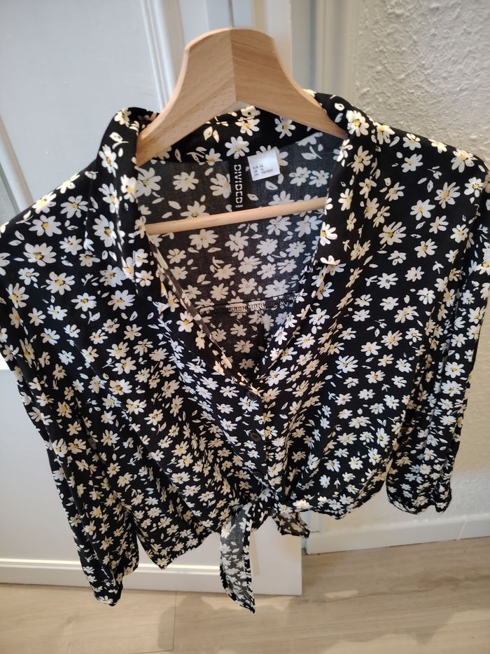 Très jolie chemise courte a fleurs