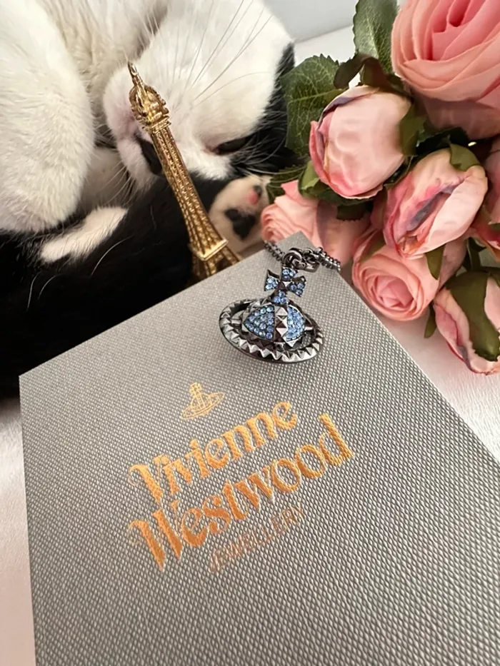 🪐Collier Vivienne Westwood Orbite noir avec zirconiums bleus – Modèle iconique