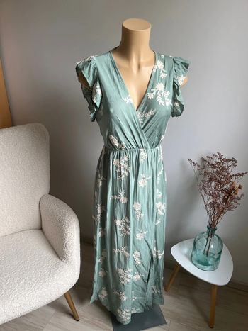 Robe vert sauge longue et broderies fines