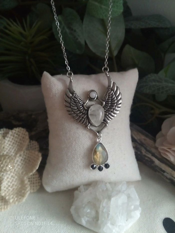 Collier scarabée argenté et pierres semi précieuses