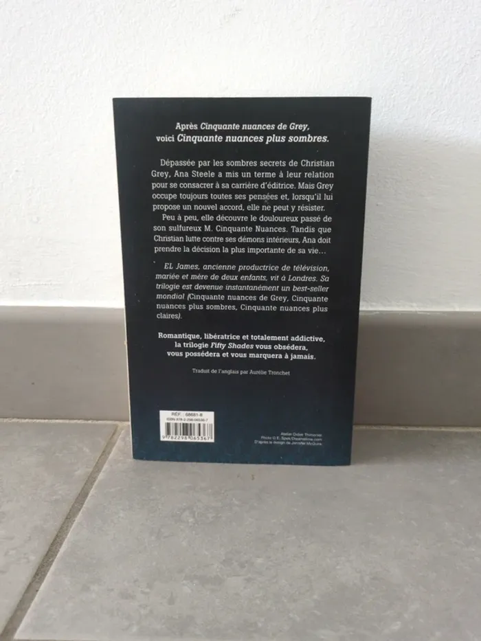 Livre Cinquante nuances plus sombres - photo numéro 2
