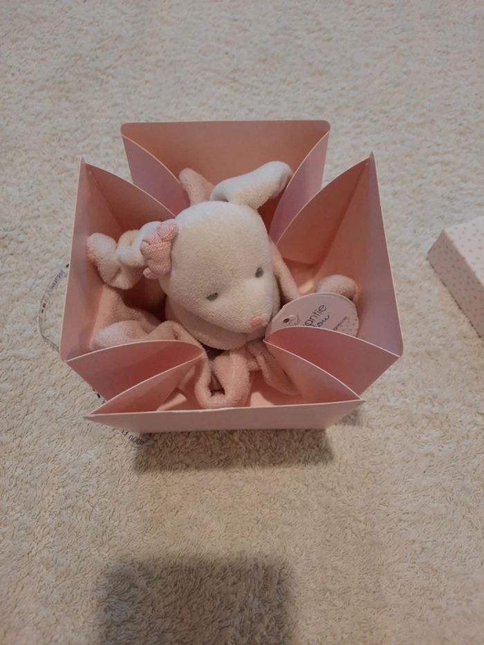 Doudou lapin rose dans sa boîte - photo numéro 5