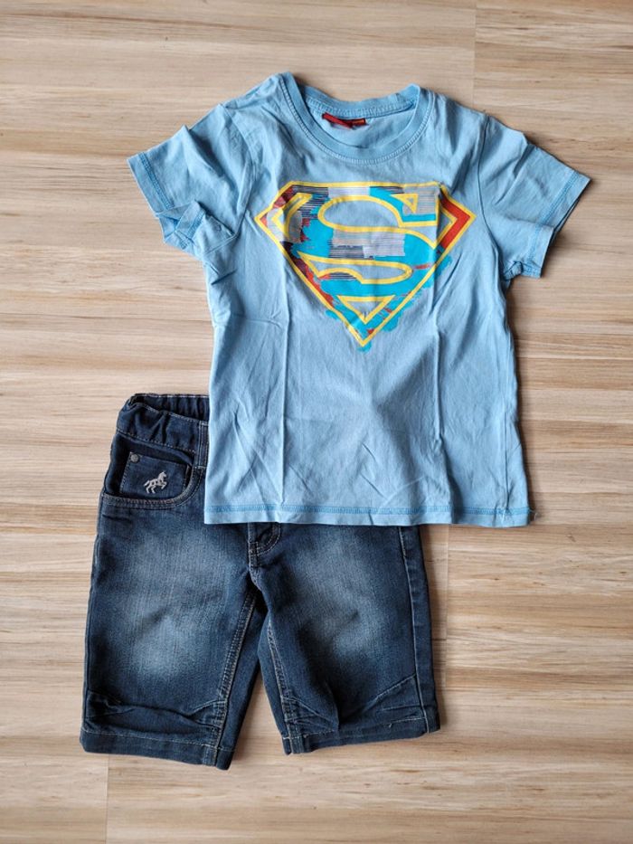 Shorts en jeans et t-shirts garcon 4 ans, très bon état.