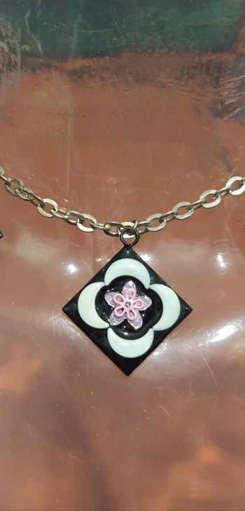 Pendentif fantaisie carré métal argenté noir blanc et rose