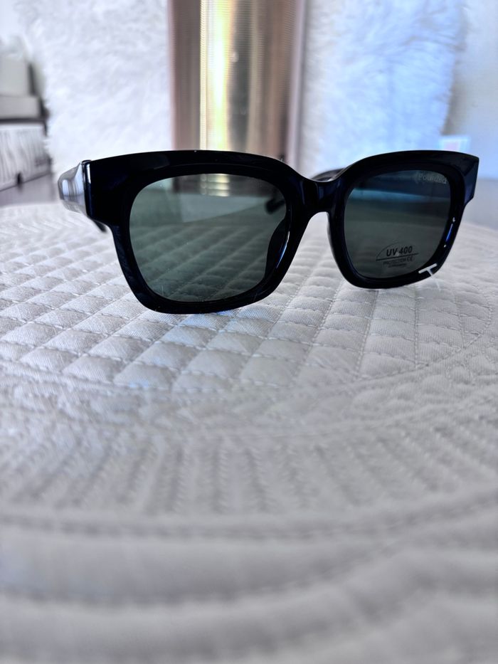 Lunette de soleil y - photo numéro 1