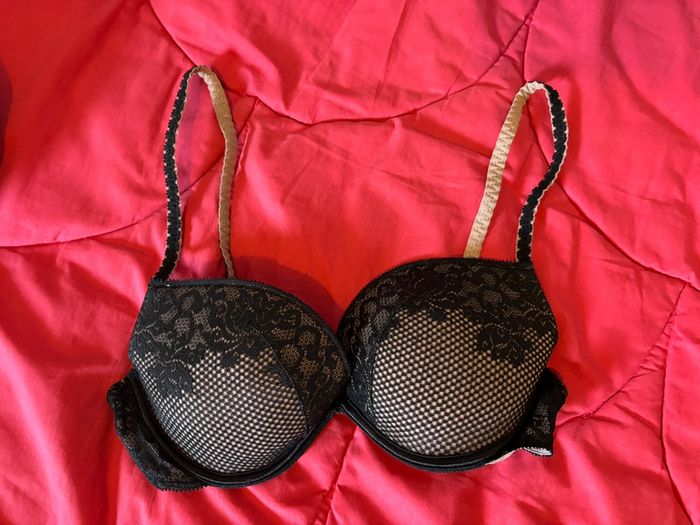 Soutien gorge multiposition ultra push up noir avec résille et dentelle 90C