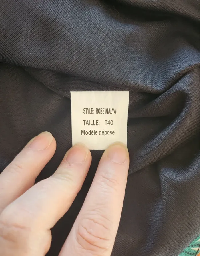 Robe formul fluide noire doublée motifs fleurs manches longues taille 40 en excellent état - photo numéro 6