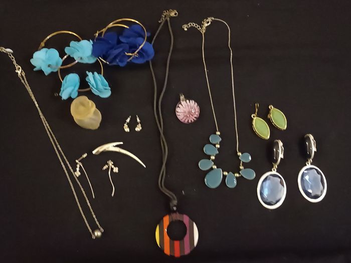 Lot de bijoux fantaisie