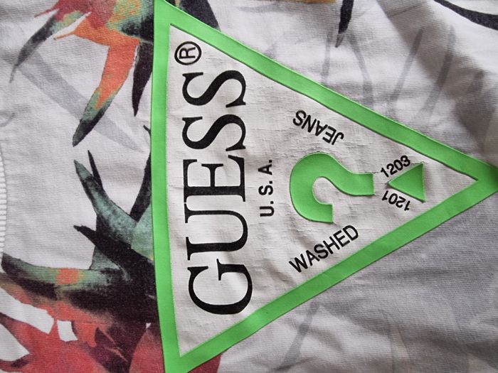 ensemble composé d'un t-shirt Guess et d'un short Kiabi taille 12 ans - photo numéro 2