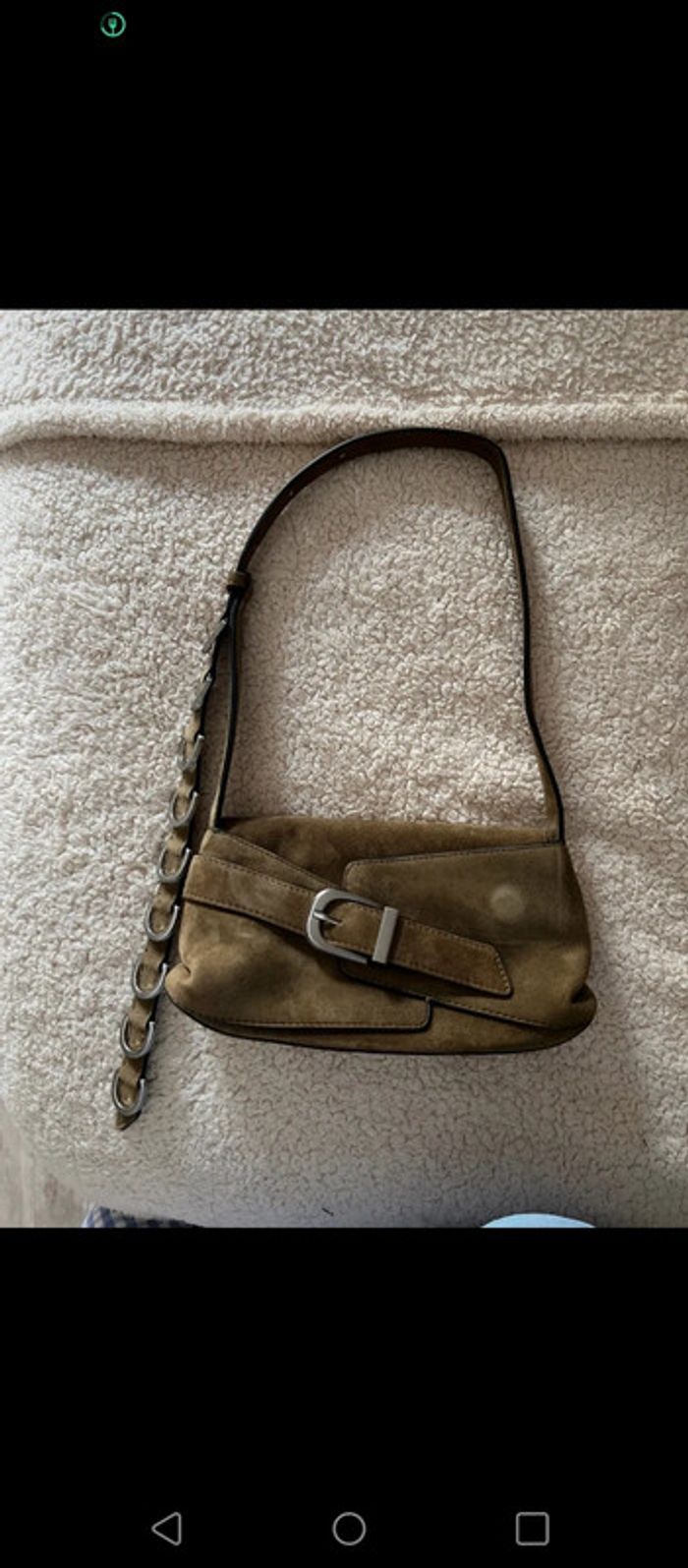 Petit sac en daim vert kaki style vintage porté épaule - photo numéro 2