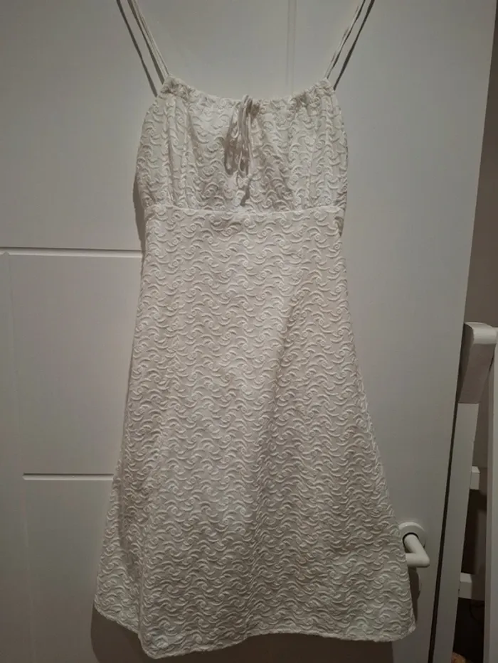 Jolie robe blanche brodée 36 Très bon état