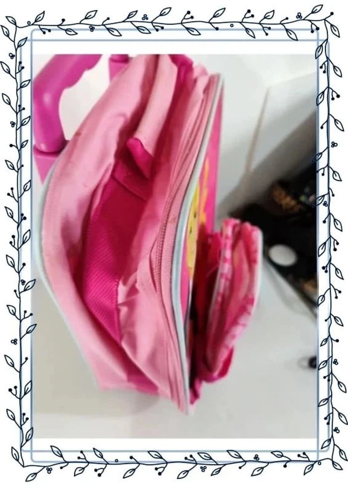 Cartable à roulette barbie, sale et plusieurs traces d'usures - photo numéro 2
