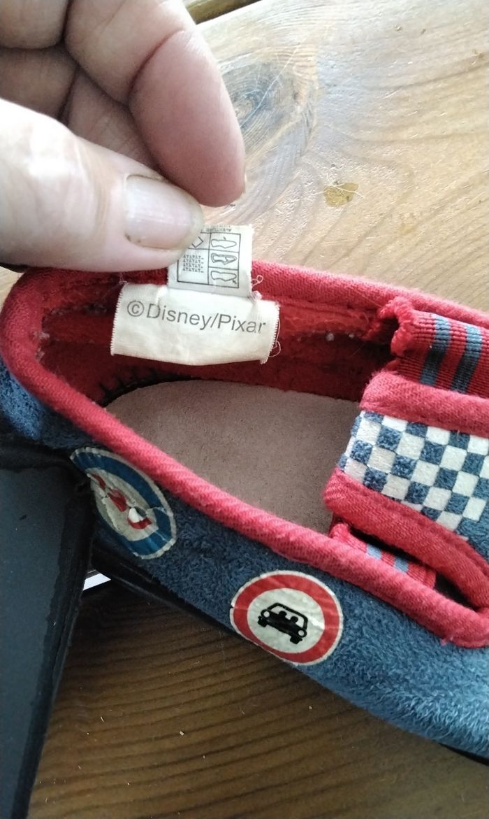 Chaussons  ,voiture  Cars ,Disney  Pixar  ,pointure  25 - photo numéro 3