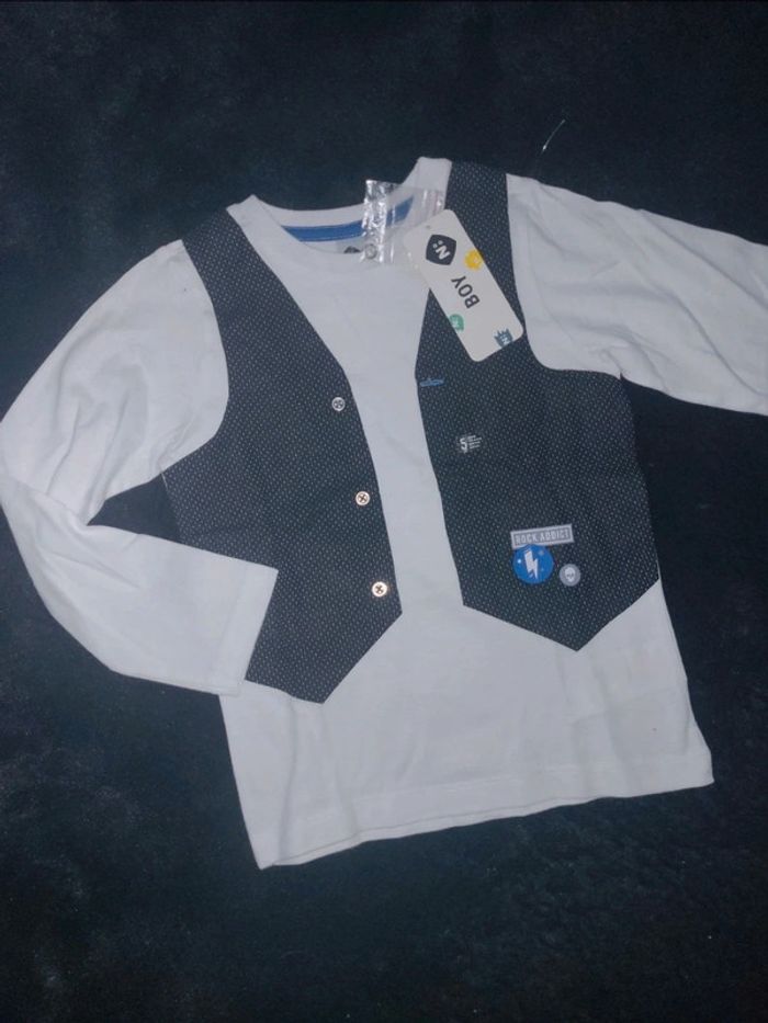 Tee shirt 5 ans neuf - photo numéro 2