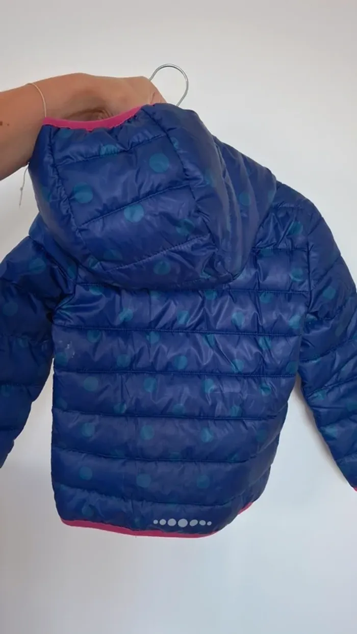 Doudoune Bleu Marine à Pois & Liseré Rose – Taille 110 cm - superbe état - photo numéro 6