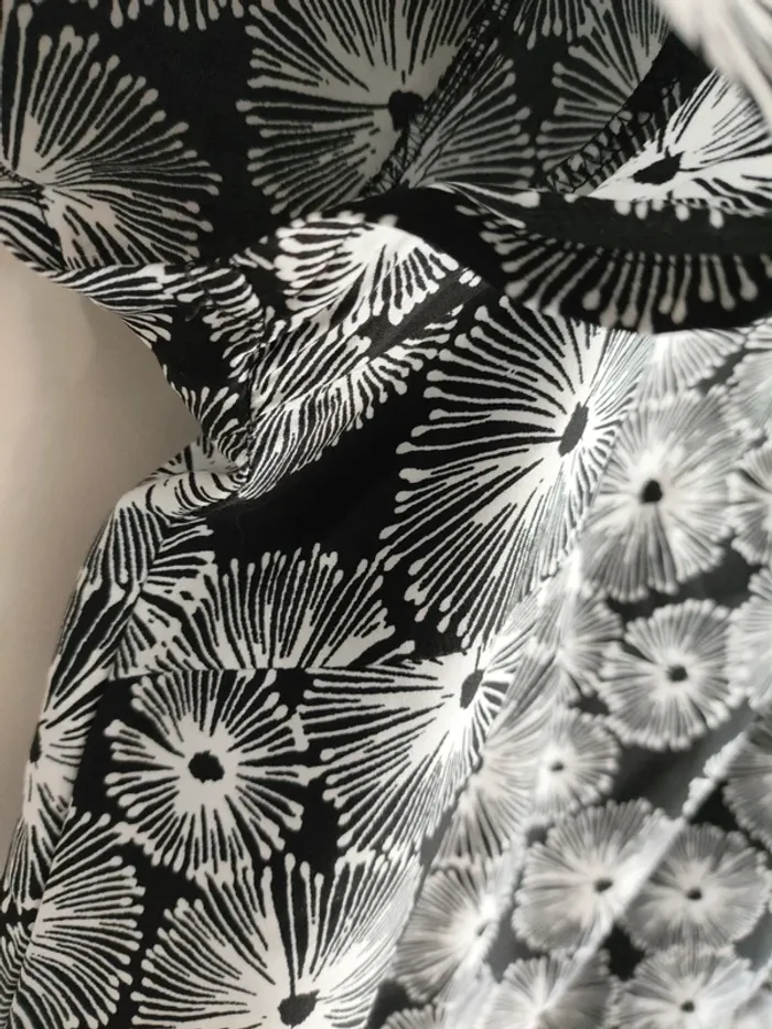 Blouse noire à motifs floraux – Taille 40 – Très bon état - photo numéro 5