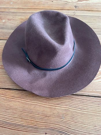 Chapeau marron en feutre