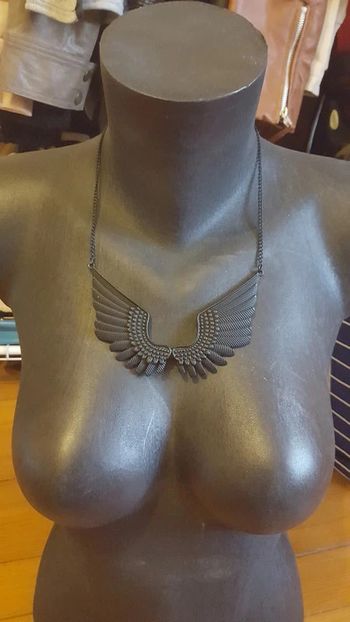 Collier ras de cou "ailes" noir mat Claire's TBE 🦅