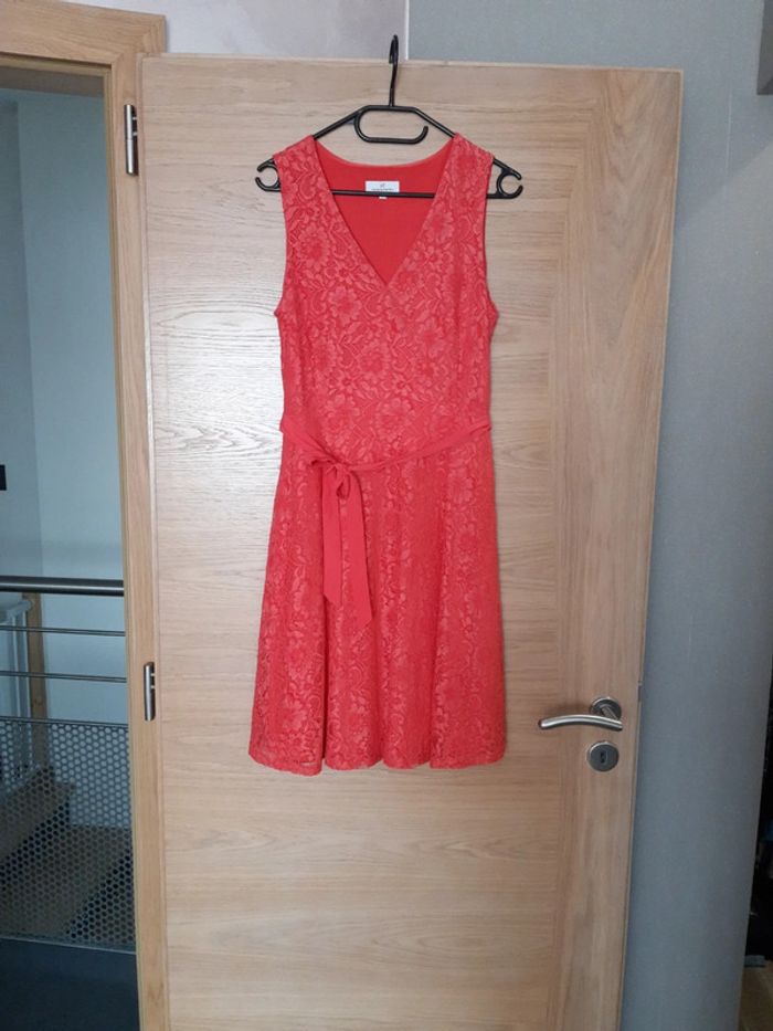 Robe à dentelle corail taille 36-38