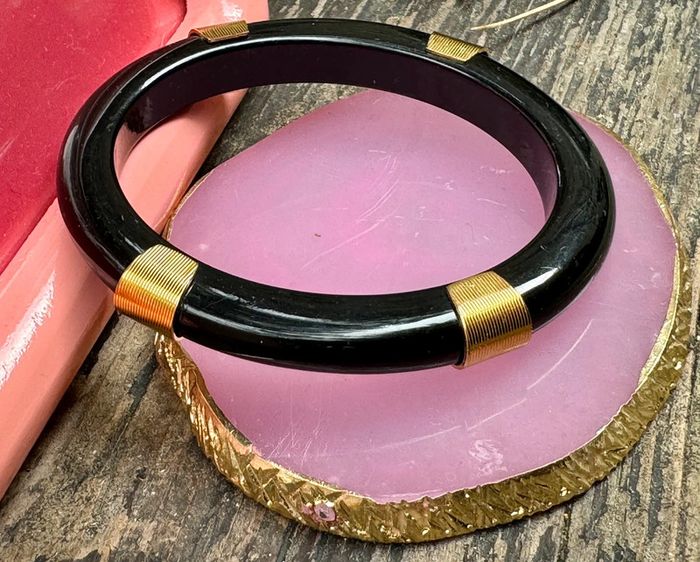 Jonc taille M 6,5 cm de diamètre résine noire et acier inoxydable or Mile Mila - photo numéro 2