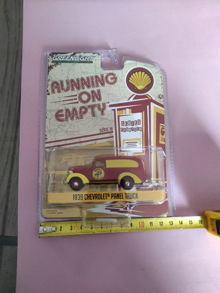 chevrolet panel truck 1939 greenlight 1/64 running on empty shell - photo numéro 2