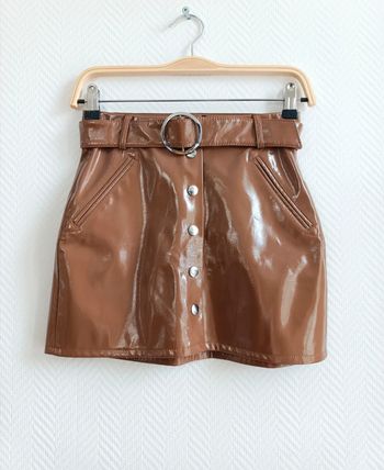 Jupe en vinyle marron Bershka