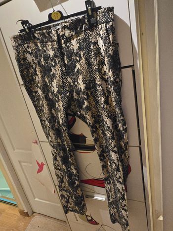 Pantalon droit noir/beige imprimé python T.44 Primark