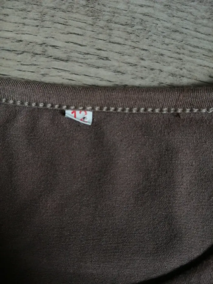 Robe courte marron taupe à volants avec strass et fleurs en relief / sans marque / (12ans) - photo numéro 3