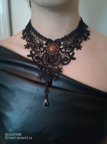 Collier macramé dentelle noire et pierre du soleil et onyx noir